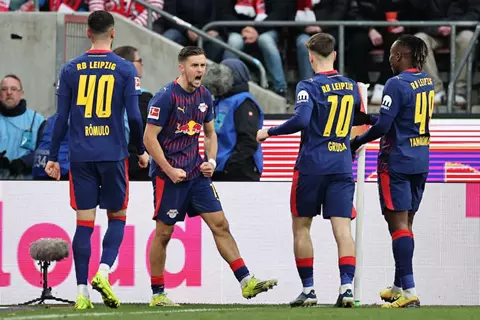 لايبزيج ينتزع فوزا هاما أمام كولن بثنائية في الدوري الألماني